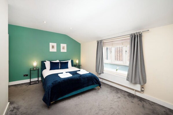 3 bedrooms, iron/ironing board, WiFi, bed sheets