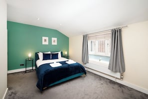 3 habitaciones, tabla de planchar con plancha, wifi y ropa de cama