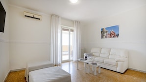 Living area - Cozy 95 sqm apartment with terrace, able to accommodate up to 6 people, located on the ninth floor of a building with lift (5 steps to access). The accommodation offers a view of the city of Bari from above and is located in a very convenient position, i (Bari)