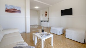 Living area - Cozy 95 sqm apartment with terrace, able to accommodate up to 6 people, located on the ninth floor of a building with lift (5 steps to access). The accommodation offers a view of the city of Bari from above and is located in a very convenient position, i (Bari)