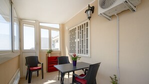 Dining - Cozy 95 sqm apartment with terrace, able to accommodate up to 6 people, located on the ninth floor of a building with lift (5 steps to access). The accommodation offers a view of the city of Bari from above and is located in a very convenient position, i (Bari)