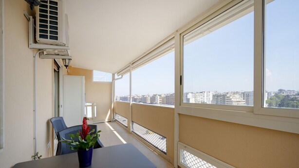 Outdoor dining - Cozy 95 sqm apartment with terrace, able to accommodate up to 6 people, located on the ninth floor of a building with lift (5 steps to access). The accommodation offers a view of the city of Bari from above and is located in a very convenient position, i (Bari)
