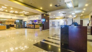 A spacious lobby with a reception desk, seating area, and a bar. - Estúdio Moderno com Vista Mar em Recife BCI1603 (Recife)