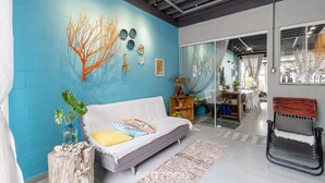 A modern living room with a blue accent wall, a white sofa, and a black chair. - House Near the Beach and Beto Carrero Efp0356 (Penha)
