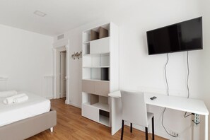 2 habitaciones y tabla de planchar con plancha 