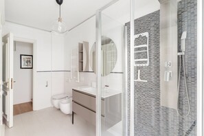 Shower, bidet, towels