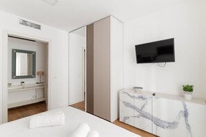 2 habitaciones y tabla de planchar con plancha 