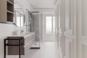 Regadera, bidet, toallas 