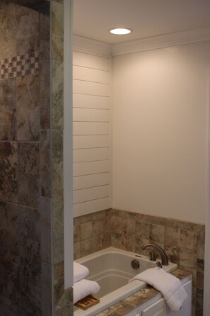 ジェットバス、ヘアドライヤー、タオル、石鹸