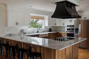 Fridge, microwave, oven, stovetop - Lakefront w/Private Dock and Walk to Historic Downtown Winchester! (Winchester)