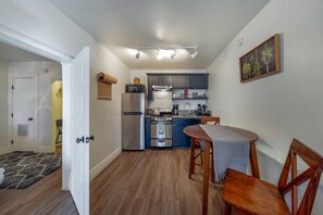 Een koelkast, een magnetron, een oven, een kookplaat