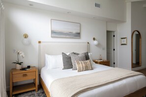 5 bedrooms, desk, iron/ironing board, travel cot