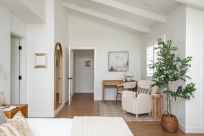 5 bedrooms, desk, iron/ironing board, travel crib