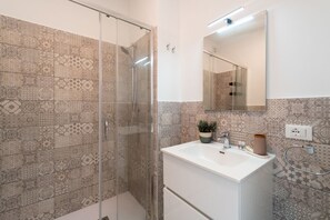 Dusche, Bidet, Handtücher