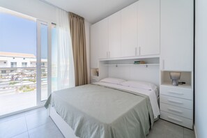 1 chambre, fer et planche à repasser