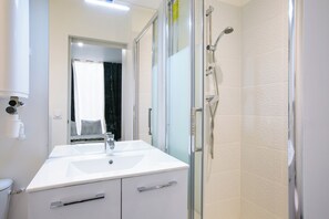 Douche, serviettes fournies