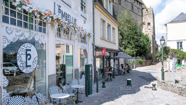 A cobblestone street with outdoor seating at a café named 'L'EMBELLIE'. - Le Pied-à-Terre - Wifi - Centre-ville (Laval)