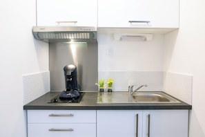 Réfrigérateur, four à micro-ondes, cafetière-théière, grille-pain
