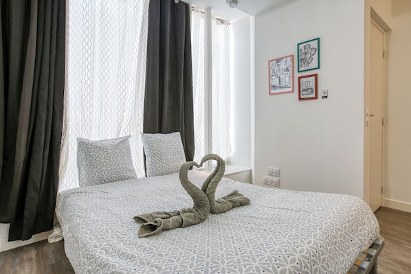 WiFi, bed sheets