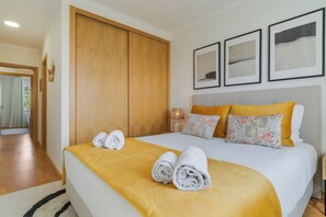 Apartemen Comfort, pemandangan kota | Tirai kedap cahaya, kedap suara, setrika/meja setrika, dan Wi-Fi gratis