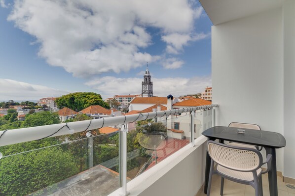 Apartemen Comfort, pemandangan kota | Balkon