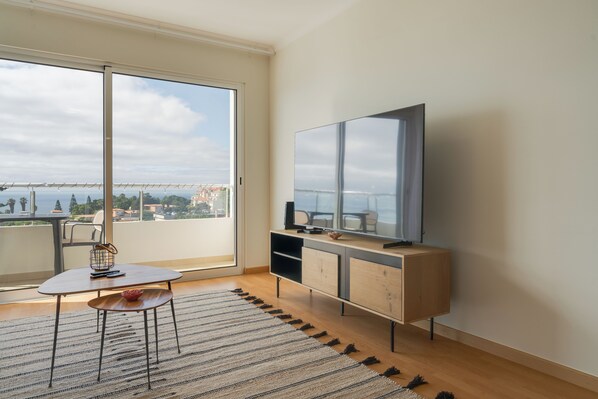 Comfort Apartment, City View | Living area