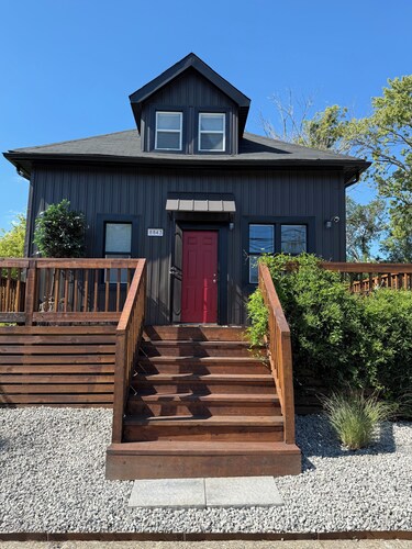 Entire Place, 4-Bedroom House in peaceful Detroit with AC and HOT TUB