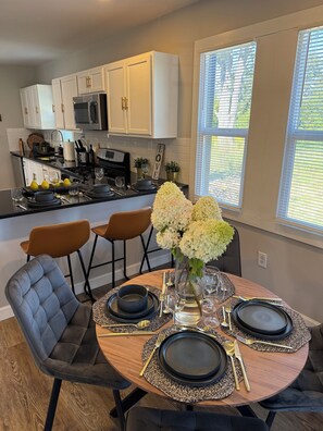 Dining - Entire Place, 4-Bedroom House in peaceful Detroit with AC and HOT TUB (Detroit)