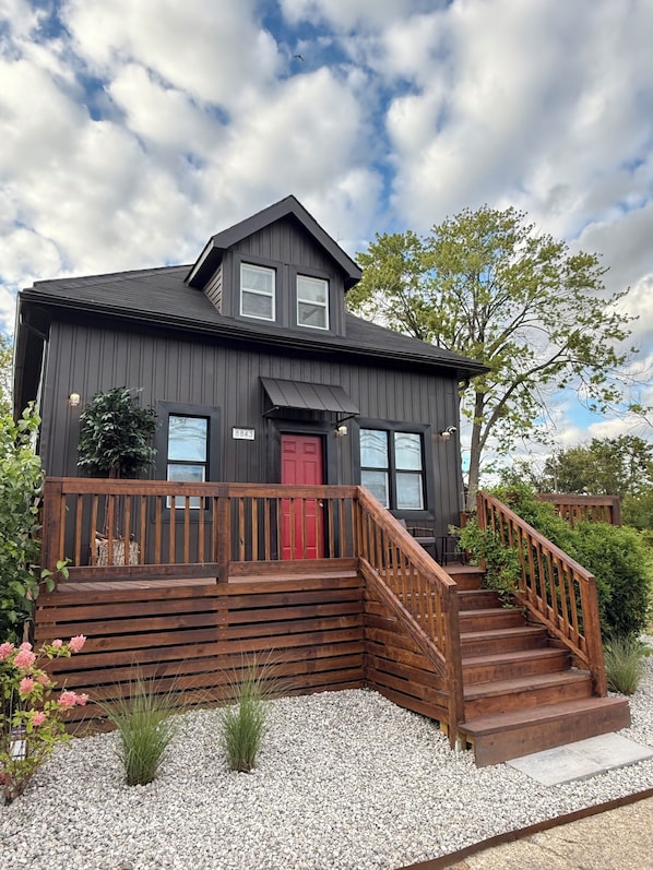 Exterior - Entire Place, 4-Bedroom House in peaceful Detroit with AC and HOT TUB (Detroit)