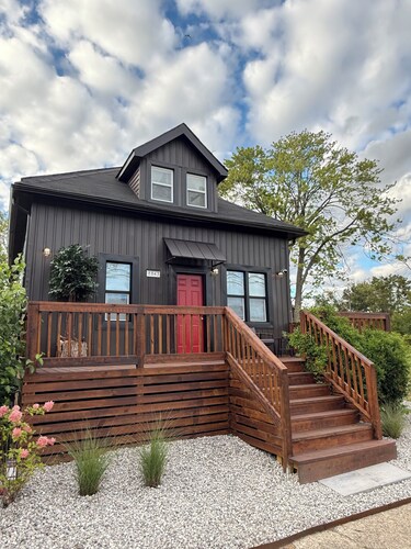 Entire Place, 4-Bedroom House in peaceful Detroit with AC and HOT TUB