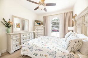 4 bedrooms, desk, iron/ironing board, travel cot - Stunning 4-Bed, 3-Bath Pool Home – Just Minutes from Orlando’s Theme Parks (Davenport)