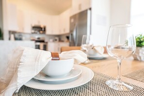 Fridge, microwave, oven, stovetop - Stunning 4-Bed, 3-Bath Pool Home – Just Minutes from Orlando’s Theme Parks (Davenport)