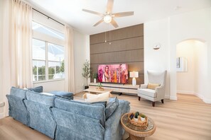 Smart TV, books - Stunning 4-Bed, 3-Bath Pool Home – Just Minutes from Orlando’s Theme Parks (Davenport)