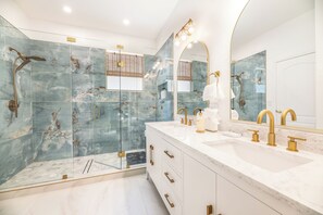 Dusche, umweltfreundliche Kosmetikartikel, Haartrockner, Handtücher