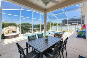 Outdoor dining - Stunning 4-Bed, 3-Bath Pool Home – Just Minutes from Orlando’s Theme Parks (Davenport)
