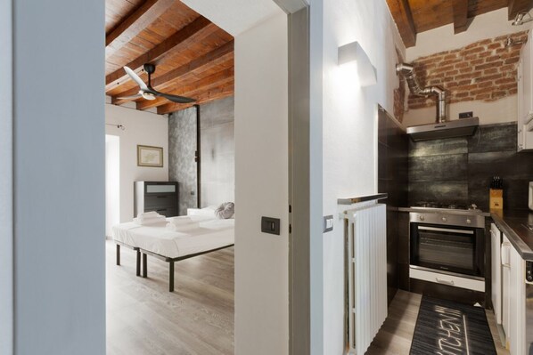 1 chambre, fer et planche à repasser