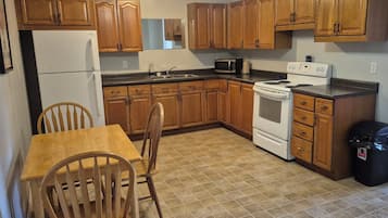 Full-sized fridge, microwave, oven, cookware/dishes/utensils