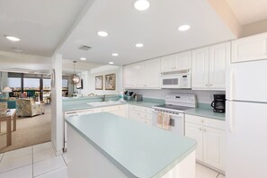 Fridge, microwave, stovetop, dishwasher