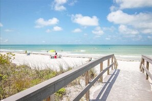 Plage à proximité, chaise longue, serviettes de plage