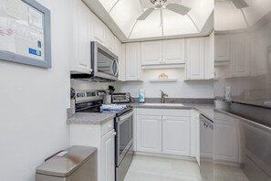 Réfrigérateur, four à micro-ondes, surface de cuisson, lave-vaisselle