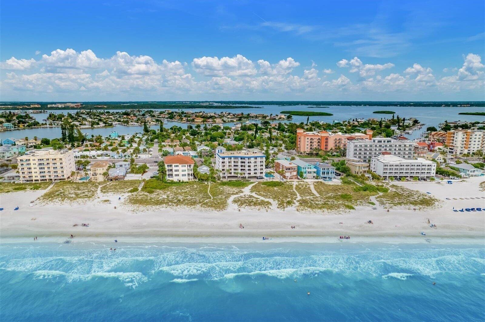 Beach nearby, sun loungers, beach towels
