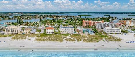 بالقرب من الشاطئ، كراسي للتشمس، مناشف للشاطئ