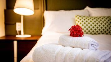 2 chambres, coffres-forts dans les chambres, bureau