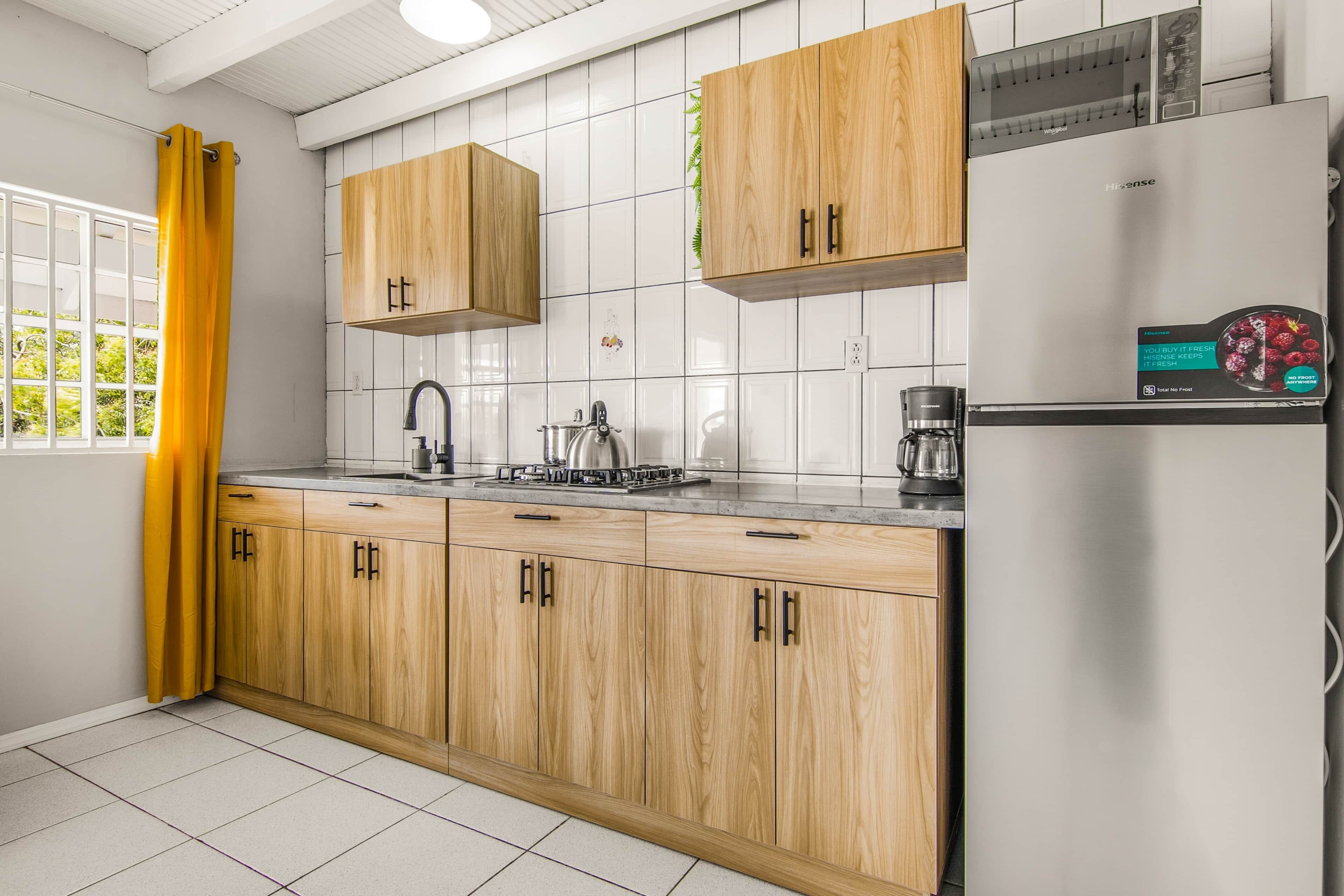 Refrigerador, microondas, parrilla de estufa y cafetera y tetera 