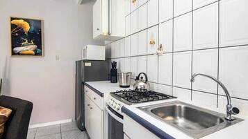 Frigorífic, microones, placa de cuina i cafetera i tetera