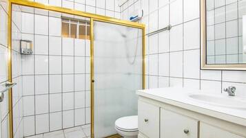 Regadera, toallas, jabón, papel de baño