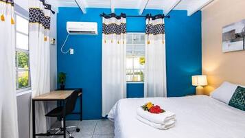 2 soveværelser, pengeskab på værelset, skrivebord, strygejern/strygebræt