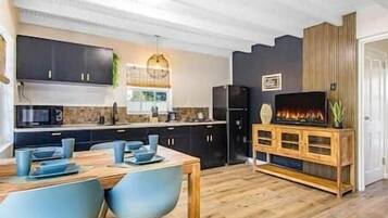 Een koelkast, een magnetron, een oven, een kookplaat