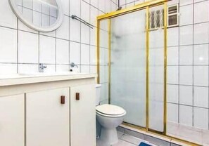 Ducha, toallas, jabón, papel higiénico