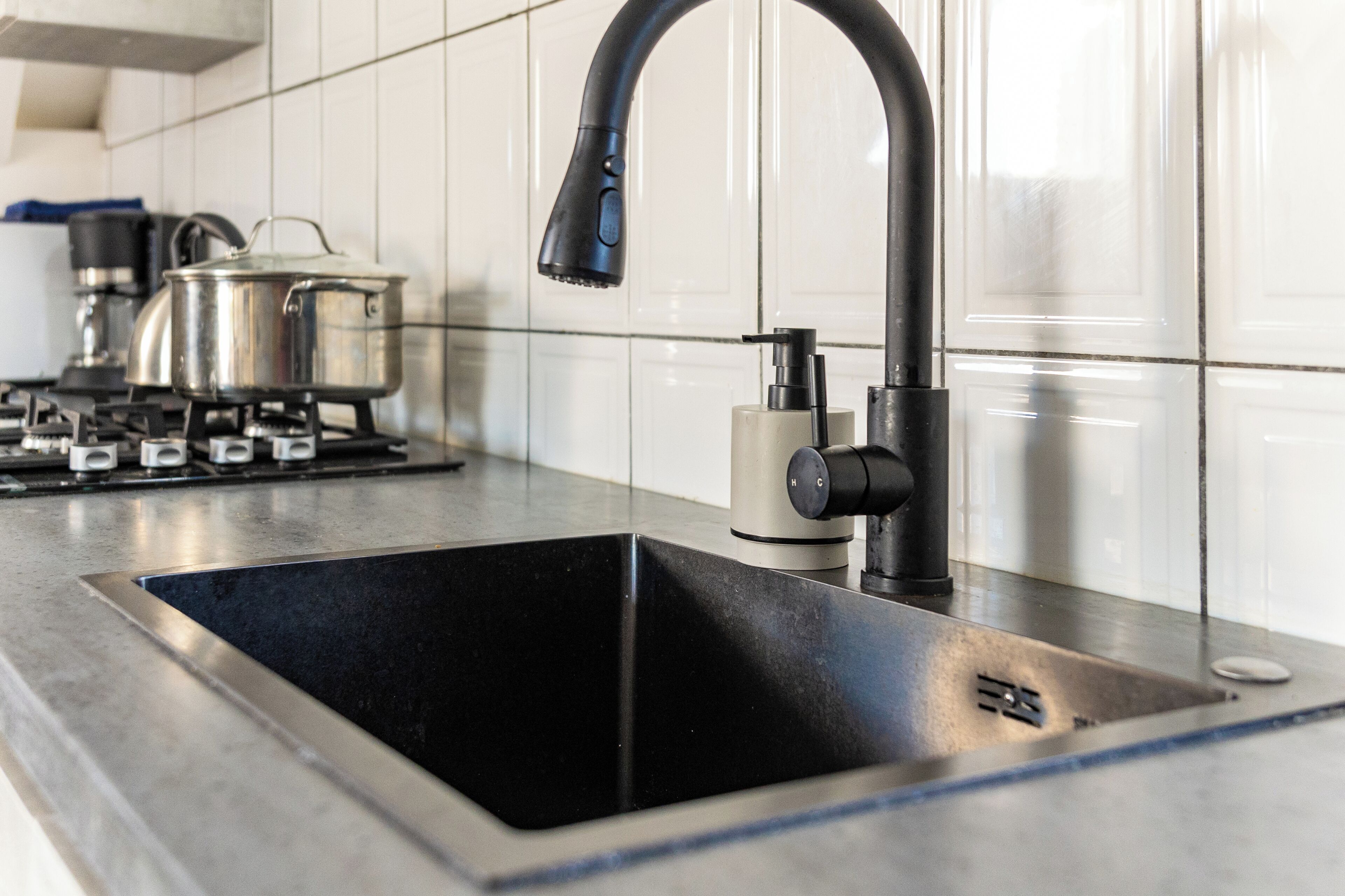 Een koelkast, een magnetron, een kookplaat